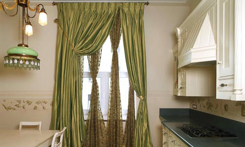 Классические шторы на кухне
