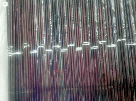 Скрученные в трубочки газетные или журнальные страницы