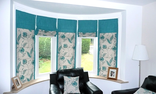 Красивые подъемные шторы в интерьере комнаты