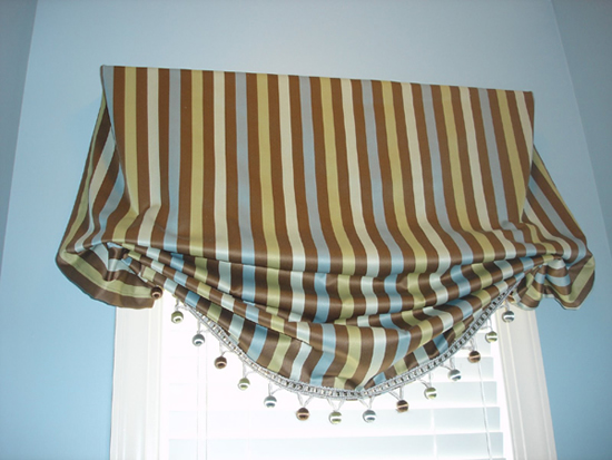 Пример современного оформления лондонской шторы