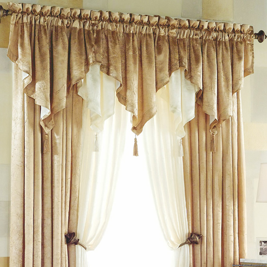 Шторы с ламбрекеном в зале