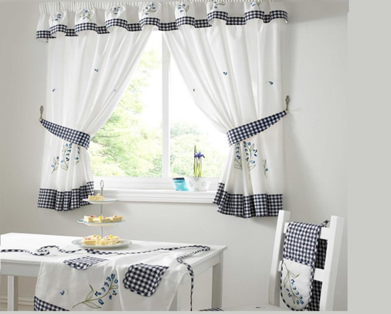 Белые шторы для кухни